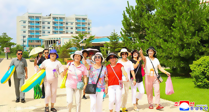 9-인민의 기쁨 넘쳐나는 동해의 명사십리-원산갈마해안관광지구